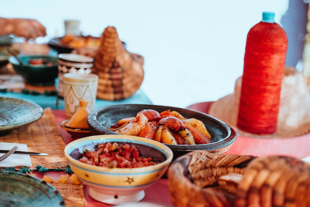 Un tajine servi sur la table