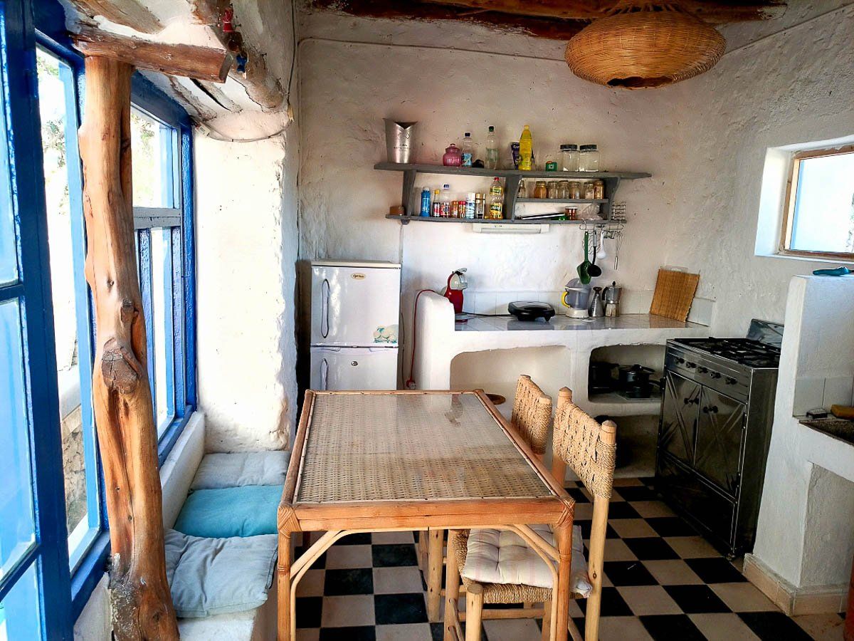 La cuisine équipée et sa table