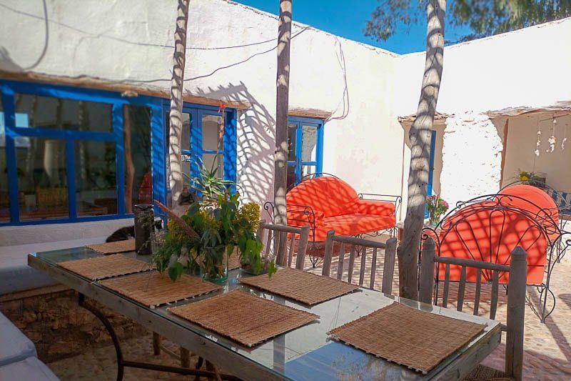 La terrasse et sa grande table, fauteuils orange